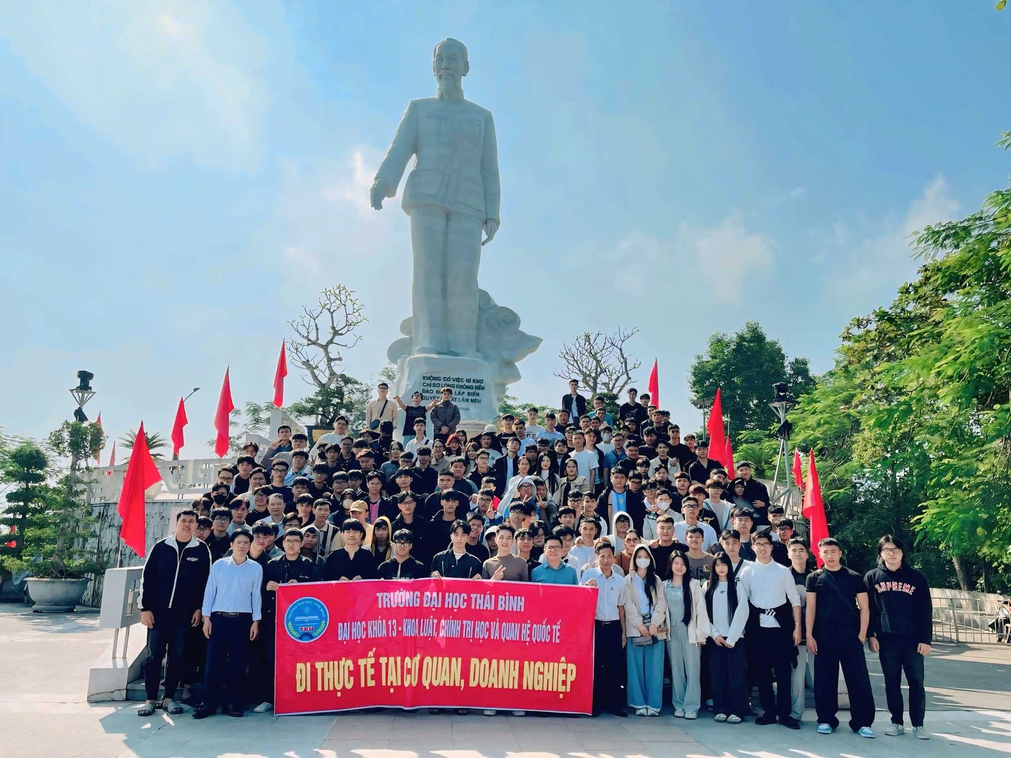 SINH VIÊN KHOA LUẬT, CHÍNH TRỊ HỌC VÀ QUAN HỆ QUỐC TẾ ĐI THỰC TẾ TẠI NHÀ MÁY THUỶ ĐIỆN HOÀ BÌNH VÀ TOÀ ÁN NHÂN DÂN